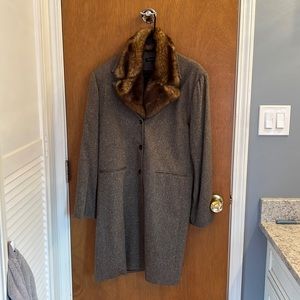 Supply & Demand overcoat with removable faux fur collar. Size Large Exc Cond